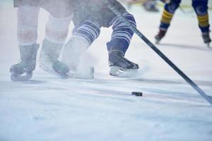 jugador de hockey sobre hielo en acción foto