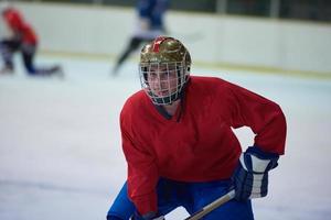 jugador de hockey sobre hielo en acción foto