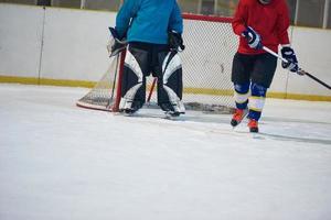 jugador de hockey sobre hielo en acción foto