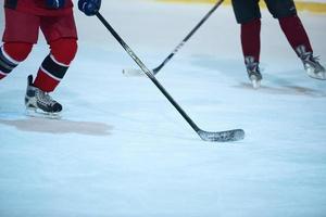 jugador de hockey sobre hielo en acción foto