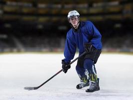 jugador de hockey sobre hielo en acción foto