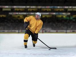 jugador de hockey sobre hielo en acción foto