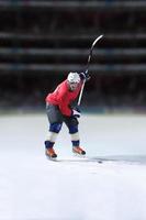 jugador de hockey sobre hielo en acción foto