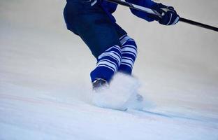 jugador de hockey sobre hielo en acción foto