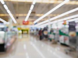 Fondo borroso de contador de caja de supermercado foto