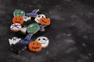 galletas de halloween sobre fondo oscuro foto