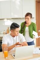 familia discutiendo sobre problemas de dinero en casa foto