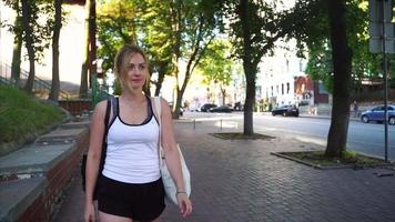 Fitness-Frau auf der Straße video