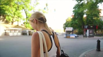 mujer bonita de cerca al aire libre video