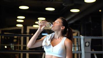 femme de remise en forme à la salle de gym video