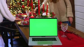 Weihnachtsmädchen auf dem Laptop video