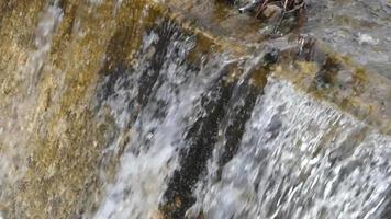 små konstgjorda vattenfall video