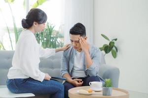 consulta de psicólogo y sesión de terapia psicológica. hombre estresado hablando emocionalmente de su depresión y problemas al médico. foto