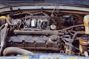 Manchas sucias de aceite de motor que no se han mantenido. el concepto de suciedad del motor puede causar fallas en el motor. foto