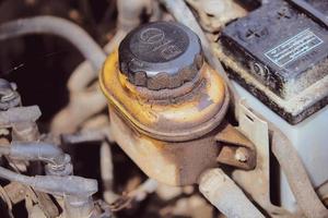 Manchas sucias de aceite de motor que no se han mantenido. el concepto de suciedad del motor puede causar fallas en el motor. foto