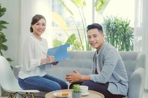 psicóloga escuchando a su paciente y escribiendo notas, salud mental y concepto de asesoramiento foto