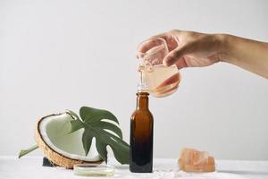 Cuidado de la piel de naturaleza cosmética y aromaterapia de aceites esenciales. Producto de belleza de ciencias naturales orgánicas. Medicina alternativa a base de hierbas. Bosquejo. foto