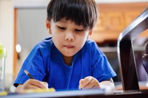 niños de jardín de infantes coloreando su tarea al maestro. foto