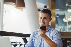 gerente de marketing masculino que usa el teléfono para hablar con una empresa de capital de riesgo para aumentar el potencial de ganancias. foto