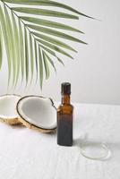 cosméticos de spa en botellas de vidrio marrón sobre mesa de hormigón gris. copie el espacio. blogger de belleza, terapia de salón, concepto de minimalismo foto