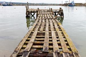 viejo muelle de madera del puerto de kefken, turquía foto