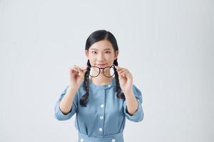 retrato de belleza de una joven mujer negra sana sosteniendo gafas y mirando a la cámara foto