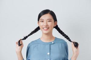 jovencita alegre divirtiéndose. mujer sonriente con maquillaje brillante y peinado con coletas foto