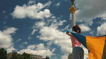 jong vrouw houdt en golven vlag van Oekraïne in downtown kyiv video