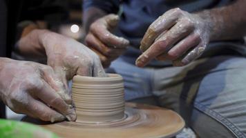 personnes en studio pour cours de poterie, sculpture en céramique video