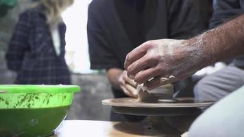 gente en estudio para clase de cerámica, escultura de cerámica video