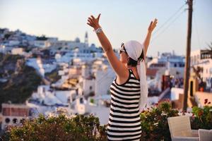 mujer griega en las calles de oia, santorini, grecia foto