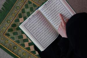 mujer del medio oriente rezando y leyendo el sagrado corán sarajevo foto