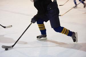 jugador de hockey sobre hielo en acción foto