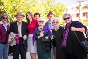 retrato grupal de personas mayores con enfermera geriátrica foto