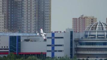 kazan, federación rusa, 14 de junio de 2019 - piloto matthias dolderer, campeonato mundial de carreras aéreas red bull 2019, sesión de entrenamiento, cámara lenta video