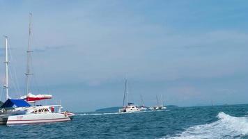 catamaranes, yates y lanchas rápidas en el mar de andaman video