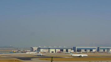 hong kong 09. november 2019 - zeitrafferaufnahmen des internationalen flughafens hong kong chek lap kok, blick von der insel lantau video