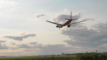 Moskva, ryska federationen 12 september 2020 - rossiya airlines boeing 777 ei gfa landar på sheremetyevo internationella flygplats video