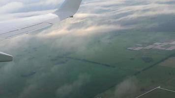 a aeronave que parte do aeroporto de novosibirsk voa através das nuvens, vista da vigia do avião.