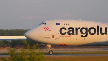 nowosibirsk, russische föderation 17. juni 2020 - cargolux boeing 747 lx vcd beschleunigen vor dem abflug. tolmachevo flughafen, nowosibirsk. video