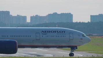 Moskou, Russisch federatie september 12, 2020 - aeroflot Russisch luchtvaartmaatschappijen boeing 777 vp bgb taxiën naar landingsbaan voor vertrek video