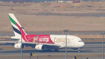 hong kong 10 november 2019 - emiraten luchtvaartmaatschappijen airbus a380 in dubai rugby 7 50e verjaardag taxiën na de landing op de internationale luchthaven van hong kong. video