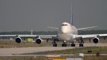 Frankfurt am Main, Alemanha 18 de julho de 2017 - Arábia Saudita carga Boeing 747 taxiando antes da partida. fraport, frankfurt, alemanha video