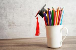 lápices de colores en frasco de vidrio con espacio para copiar, aprendiendo el concepto de educación universitaria. foto