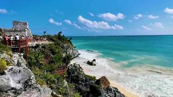 tulum quintana roo Messico 2022 antico tulum rovine Maya luogo tempio piramidi artefatti paesaggio marino Messico. video