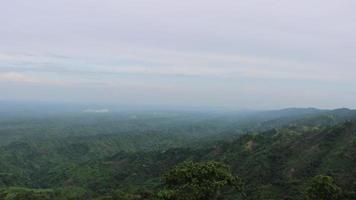 images d'horizon de colline et de ciel avec un drone. vue au ralenti 4k des montagnes et de l'horizon du ciel nuageux. prise de vue aérienne par drone d'une zone de montagne. vue sur la montagne paysage avec ciel nuageux et collines verdoyantes. video