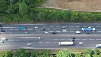 vista aérea de autopistas muy transitadas con tráfico en inglaterra, reino unido. video