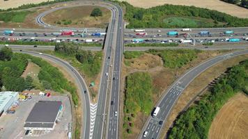 vista aérea de autopistas muy transitadas con tráfico en inglaterra, reino unido. video