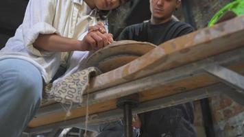 personnes en studio au cours de poterie video