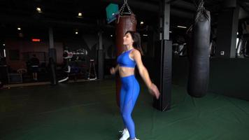 mujer fitness en el gimnasio video